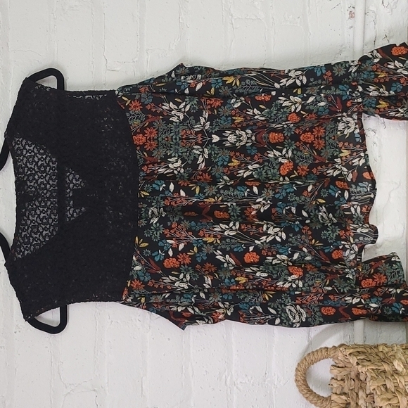 NWT  ROMEO AND JULIET COUTURE COLD SHOULDER SM Black Floral - Picture 6 of 10